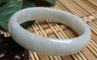 透明的翡翠越戴越白是为什么