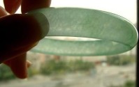 翡翠b货在灯光下的图片，新手们须知
