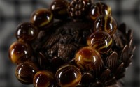 琥珀手串用什么油保养 琥珀手串和蜜蜡手串哪个好