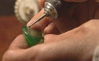 什么是镀膜翡翠？ 识别翡翠镀膜五种方法