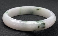 玉镯子戴在左手还是右手比较好 玉镯子戴在哪个手最为合适？