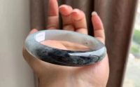 翡翠乌鸡种佩戴功效 翡翠乌鸡种佩戴哪只手