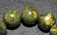 药王石绿色的好还是黑色的好