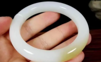 玉手镯戴哪只手吉利 左右手戴玉镯子的寓意