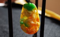 如何选购黄加绿翡翠