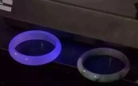 注胶翡翠和A货翡翠紫光灯对比图