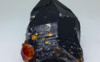 黑晶石是什么样子的
