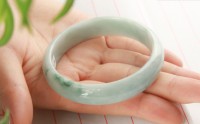 挑选翡翠手镯的五大技巧，你知道几个？