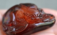 血珀有什么功效与作用 血珀保健_养生_佩戴功效
