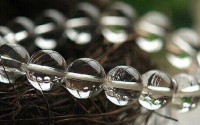 男人佩戴白水晶寓意