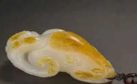 和田玉籽料皮色:和田玉籽料带皮的好还是不带皮的好