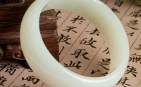 手镯和田玉好还是翡翠好有什么区别