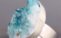 蓝水晶项链选购须知 蓝水晶项链代表意义、搭配技巧、蓝水晶项链价格