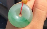 翡翠断裂还值钱吗
